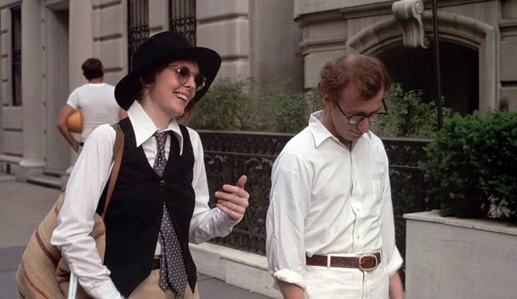 Diane Keaton y Woody Allen para la cinta Annie Hall - Pareja años 70 caminando en la calle