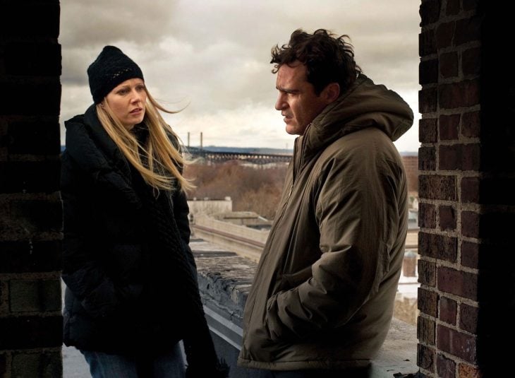 Joaquin Phoenix y Gwyneth Paltrow en Two Lovers - pareja con ropa de invierno en una azotea