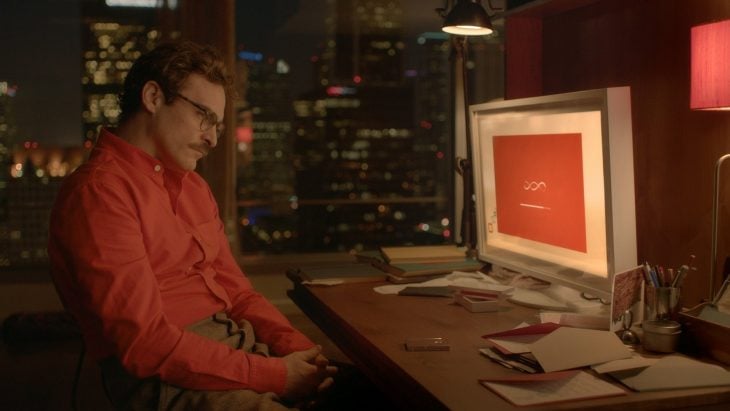 Joaquín Phoenix para la película de Her - hombre triste sentado frente a un monitor