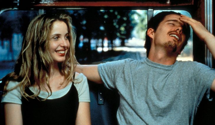 Julie Delpy y Ethan Hawke en la cinta Antes del amanecer - pareja joven en vagón de tren