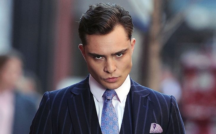 El actor Ed Westwick interpretando al personaje Chuck Bass en la serie Gossip Girl