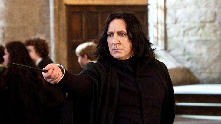 El actor Alan Rickman interpretando al personaje de Severus Snape en la saga de Harry Potter