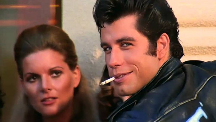 El actor John Travolta interpretando al personaje de Danny Zuko para la cinta Vaselina