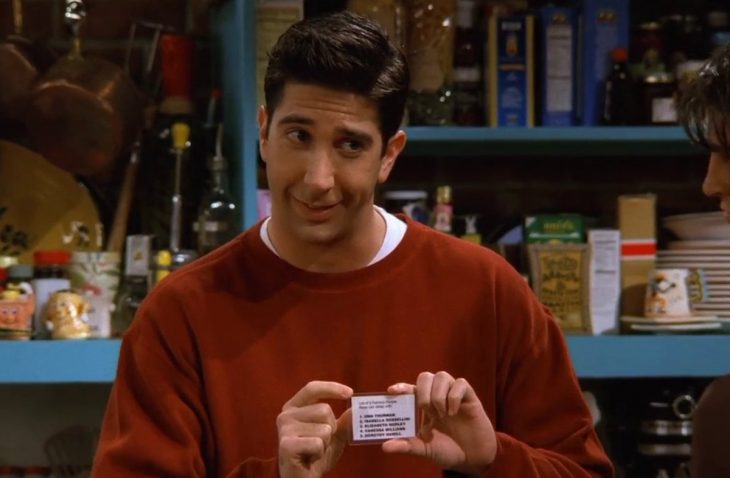 El actor David Schwimmer interpretando al personaje de Ross Geller en la serie Friends