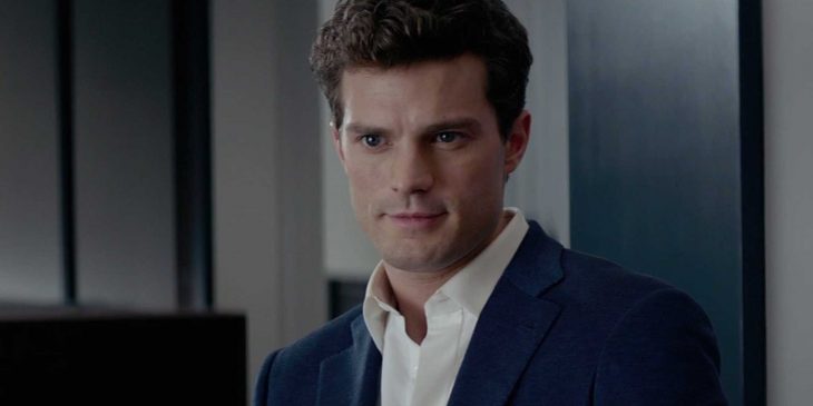 El actor Jamie Dornan interpretando al personaje de Christian Grey en la cinta 50 sombras de Grey