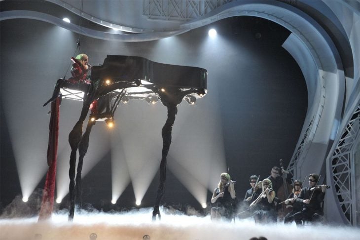 Pianos raros que toca Lady Gaga en sus conciertos, The royal variety performance, piano alto inspirado en Dalí