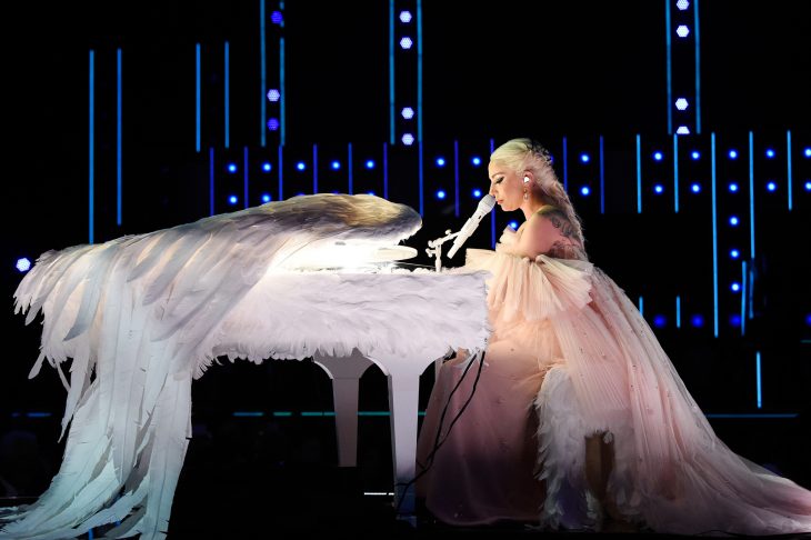 Pianos raros que toca Lady Gaga en sus conciertos, The grammys, piano con plumas blancas