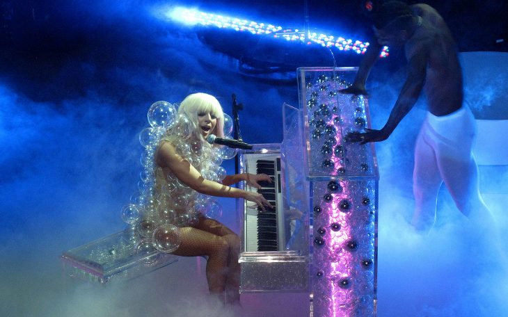 Pianos raros que toca Lady Gaga en sus conciertos, The chapel, piano transparente y traje de burbujas