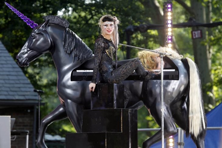 Pianos raros que toca Lady Gaga en sus conciertos, Good morning America, piano de unicornio negro