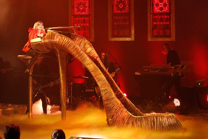 Pianos raros que toca Lady Gaga en sus conciertos, El show de Oprah Winfrey, piano de zapatilla gigante