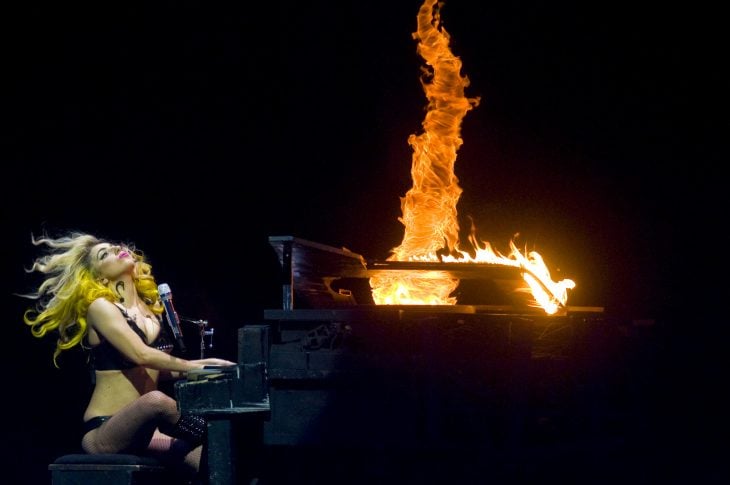 Pianos raros que toca Lady Gaga en sus conciertos, The monster ball tour, piano incendiado