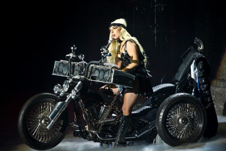 Pianos raros que toca Lady Gaga en sus conciertos, Born this way ball tour, piano de motocicleta