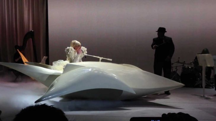 Pianos raros que toca Lady Gaga en sus conciertos, La casa blanca, piano de nave espacial blanco