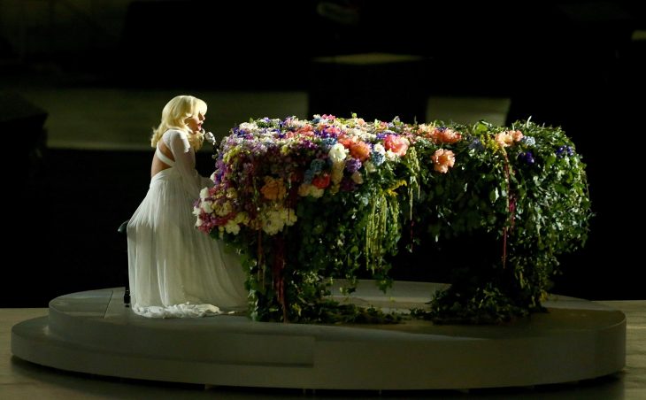 Pianos raros que toca Lady Gaga en sus conciertos, Juegos europeos, piano de flores