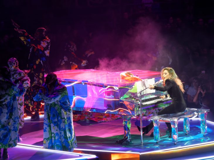 Pianos raros que toca Lady Gaga en sus conciertos, Joanne world tour, piano de cristal cromado