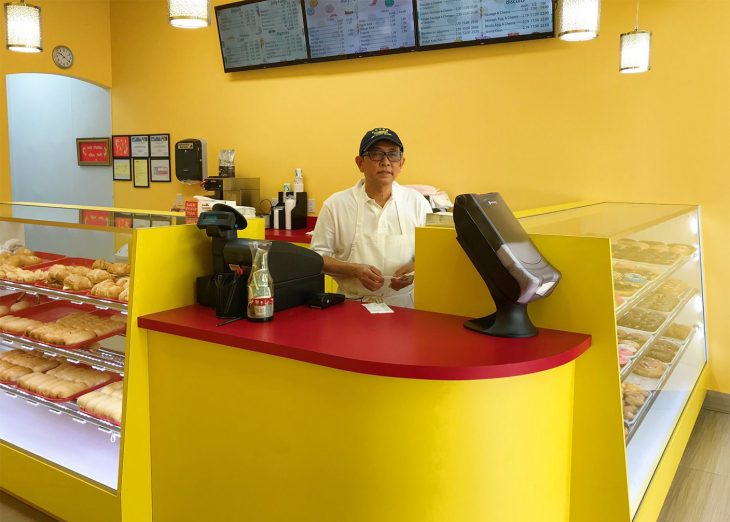 Personas haciendo fila para comer donas 