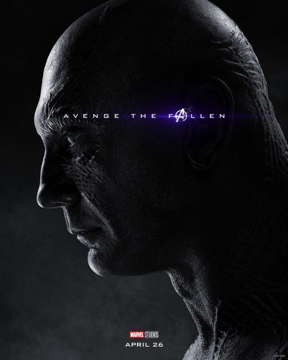 Hombre musculoso, volteado de perfil, con los ojos cerrados, Drax, Dave Bautista. Póster oficial de la película Avengers Endgame