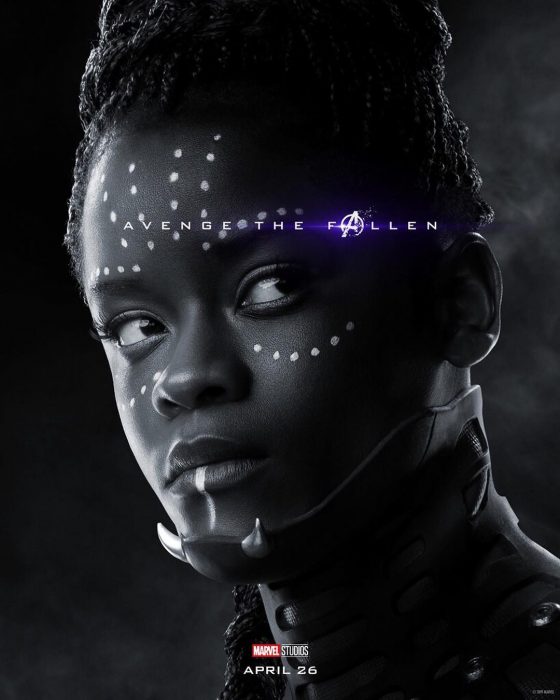 Chica mirando de reojo, usando maquillaje blanco en el rostro, Shuri, Letitia Wright