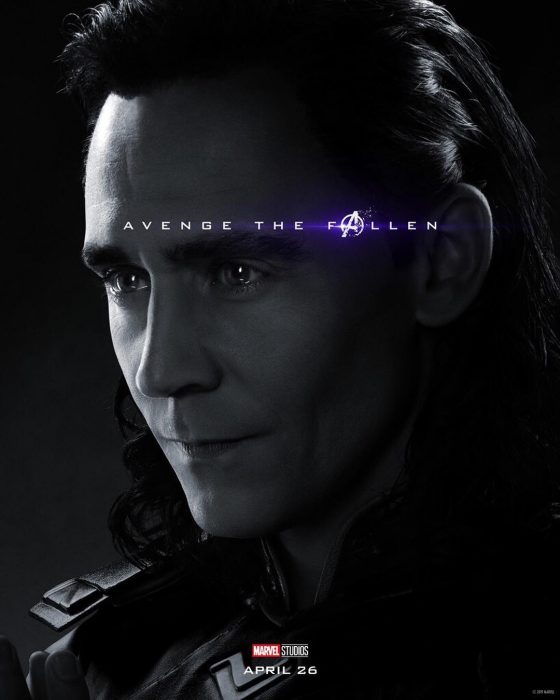 Hombre con cabello largo, peinado hacia atrás, frunciendo labios, Loki, Tom Hiddleston, Póster oficial de la película Avengers Endgame