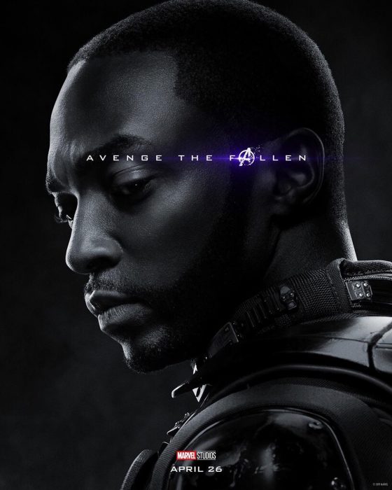 Hombre cabizbajo, mirando al suelo, Falcon, Anthony Mackie, Póster oficial de la película Avengers Endgame