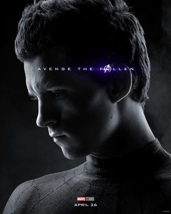 Chico con cabello abultado, mirando hacia el piso, Spider-Man, Tom Holland, Póster oficial de la película Avengers Endgame