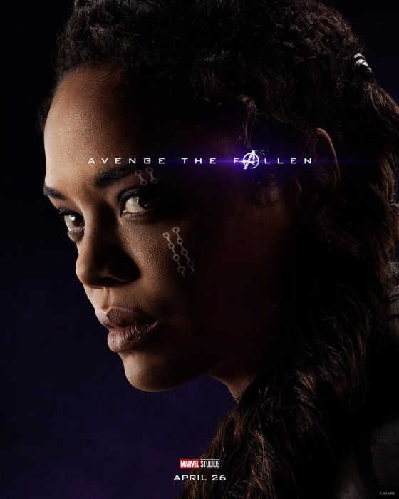 Chica con maquillaje blanco en la mejilla, posando de perfil, Valquiria, Tessa Thompson, Póster oficial de la película Avengers Endgame