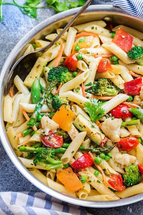 Pasta estilo primavera con cilantro, tomate, zanahoria, calabaza, brócoli y pimienta