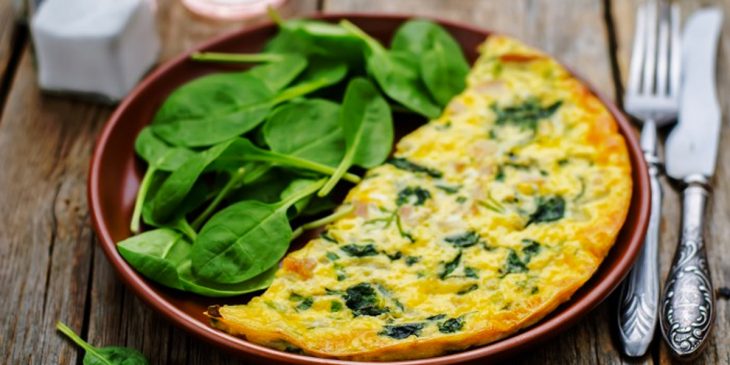 Omelette relleno de espinacas y champiñones, acompañado de espinaca fresca