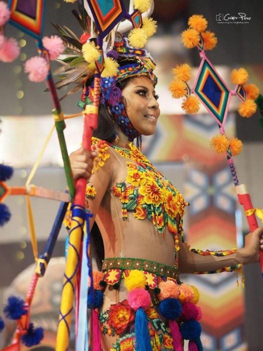 Chica indígena usando un traje típico
