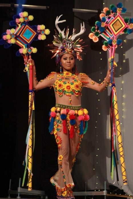 Chica indígena usando un traje típico en concurso de belleza