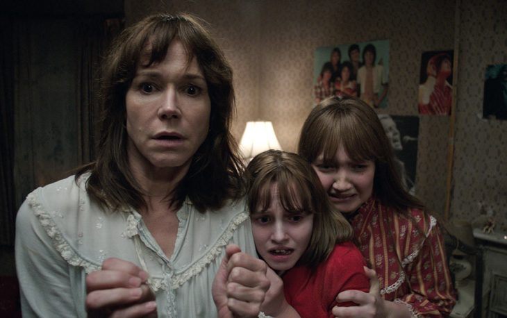 Escena de niñas abrazando a su madre en la película El conjuro 2