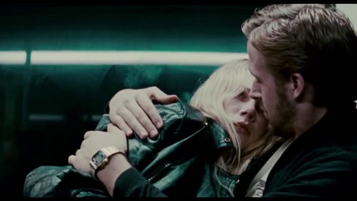 Ryan goslyn abrazando a Michelle Williams para la cinta Blue Valentine