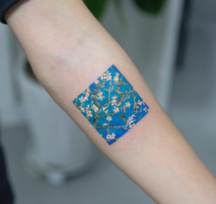 Tatuaje de pintura famosa en brazo, Van Gogh, Almendro en flor