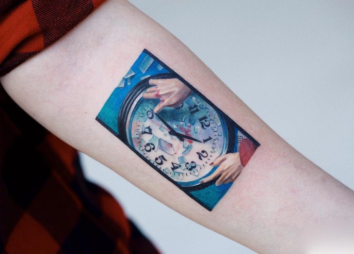 Tatuaje de pintura famosa en el brazo, reloj roto