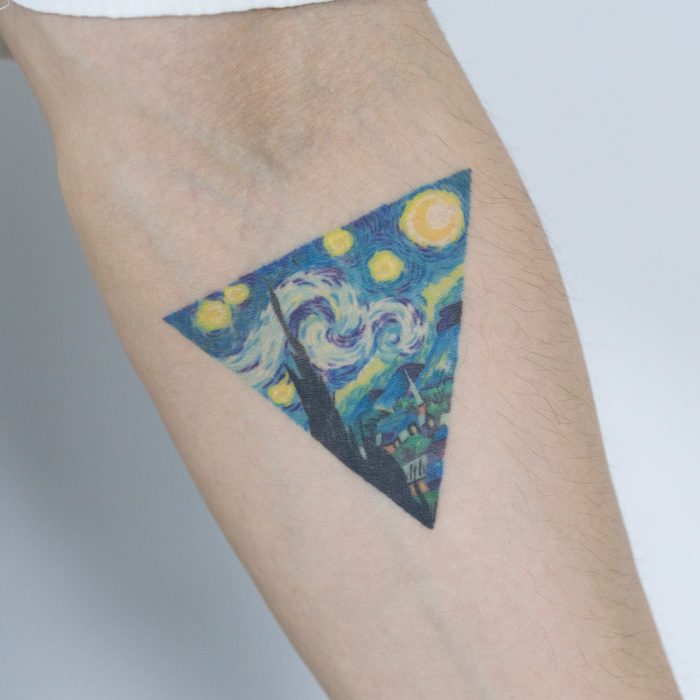 Tatuaje de pintura famosa, La noche estrellada de Van Gogh en el brazo