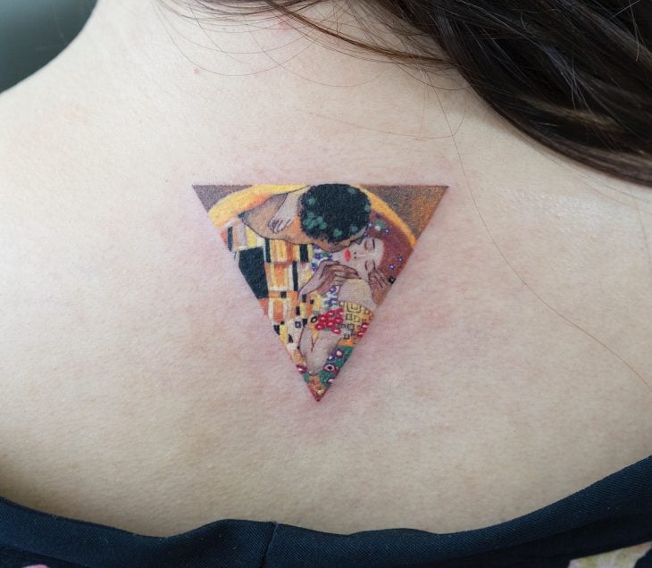 Tatuaje de pintura famosa en la espalda en forma de triángulo, Gustav Klimt, El beso