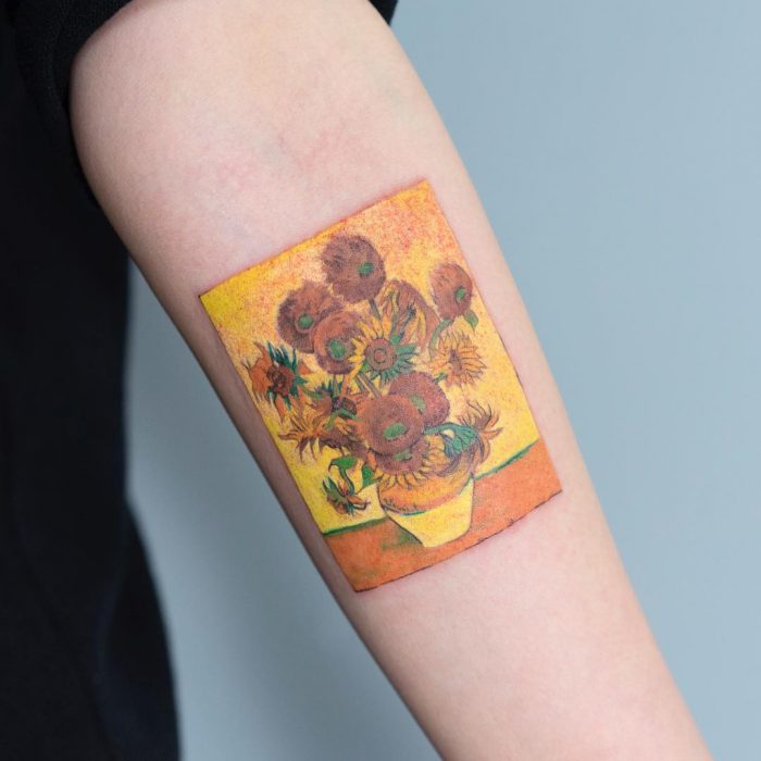 Tatuaje de pintura famosa en el brazo, Los girasoles de Van Gogh