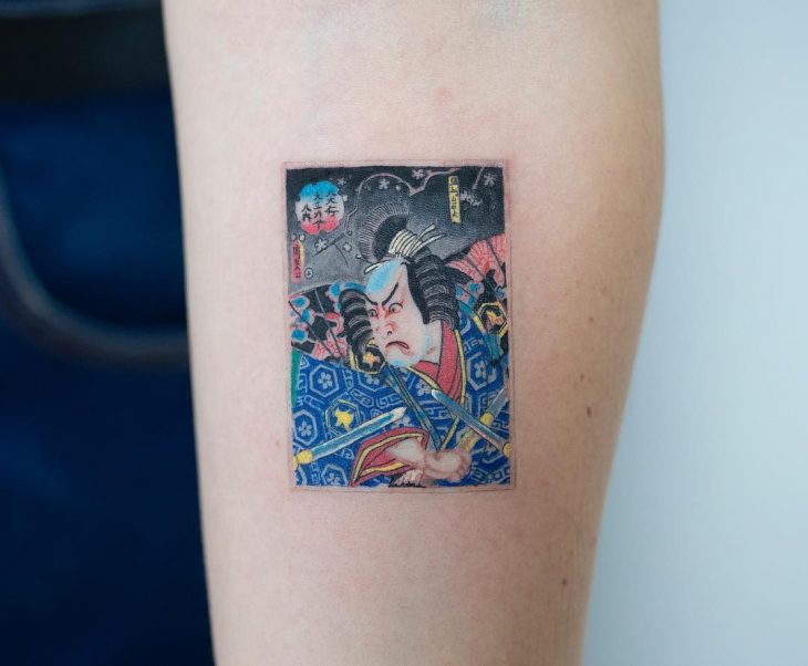 Tatuaje de pintura tradicional japonesa de un guerrero samurai en el brazo