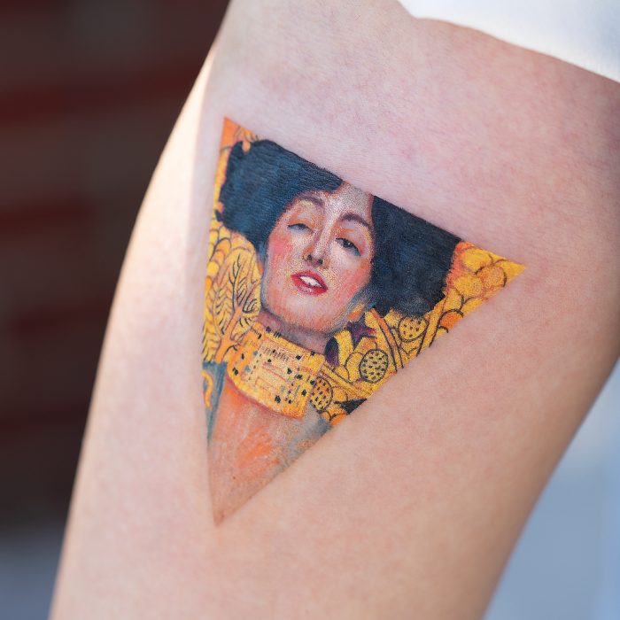 Tatuaje de pintura famosa en el brazo, El anhelo de Gustav Klimt