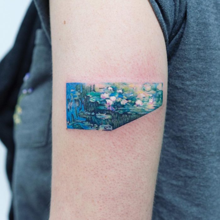 Tatuaje de pintura famosa en el brazo, Claude Monet, lirios de agua