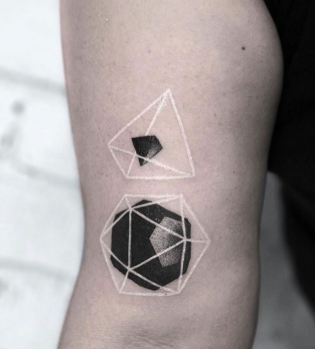 Diseño de tatuaje de tinta blanca con hexágono y un triángulo en 3D 