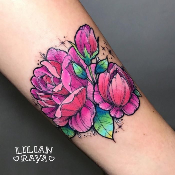 Mujer con tatuaje de flor en el brazo