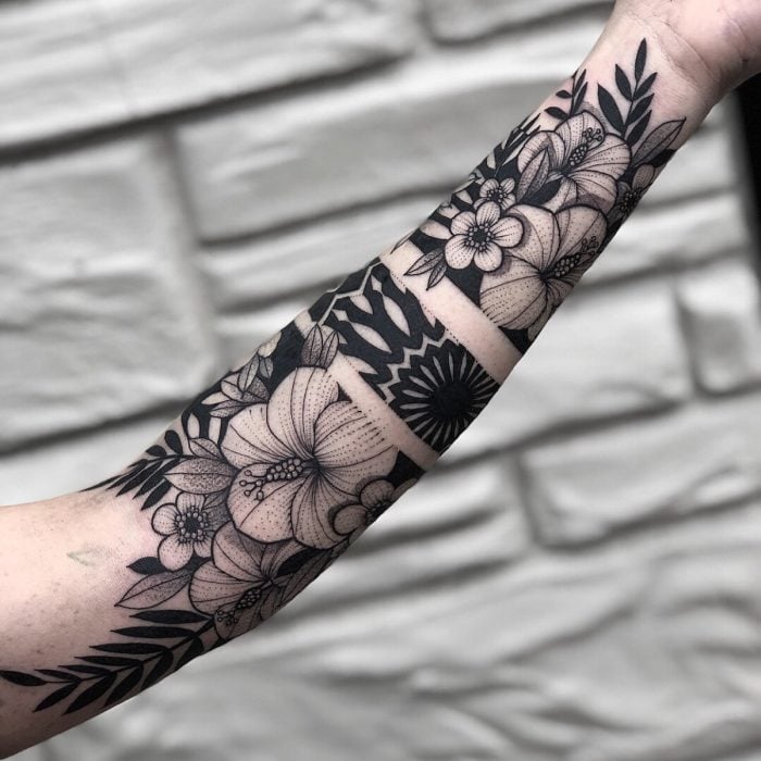 Mujer con tatuaje de flor en el brazo