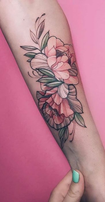 Mujer con tatuaje de flor en el brazo