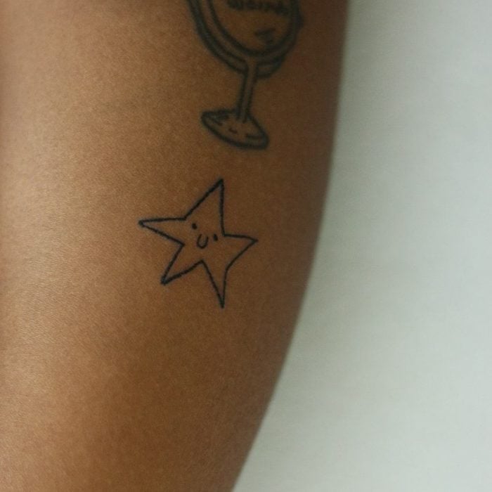Tatuaje de una estrella con líneas negras hecho por la tatuadora Helen Fernandes