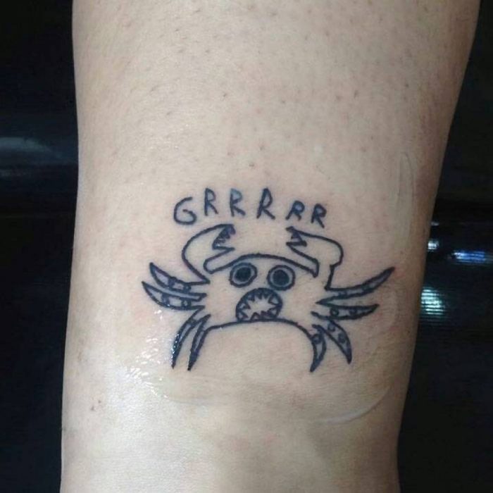 Tatuaje deforme y lindo de un cangrejo gritando hecho por la tatuadora Helen Fernandes