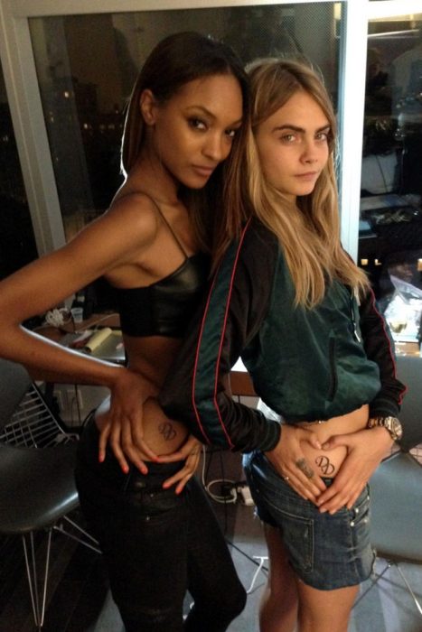 Cara delevigne y su mejor amiga con el mismo tatuaje 