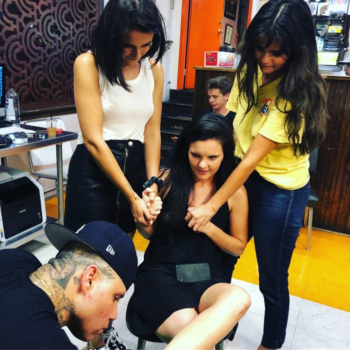 Selena Gomez y sus amigas haciendose un tatuaje 