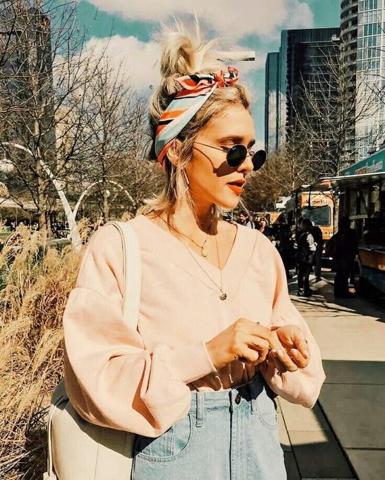 Chica con el cabello en un chongo adornado con una bandana