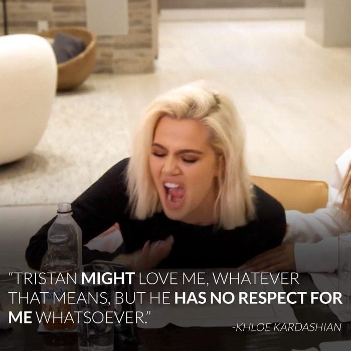 Escena del trailer de la temporada 16 de KUWTK en la que se puede observar a Khloe Kardashian gritando mientras ve su teléfono celular y es consolada por su mejor amiga